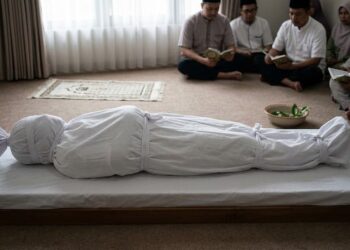 Hukum Kain Kafan Warna Putih, Bagaimana dengan Penggunaan Sarung Warna-Warni