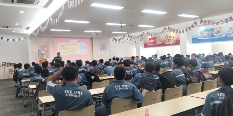 570 Siswa SMK YPM 1 Taman Ikuti Kunjungan Industri ke PT Yakult Indonesia Persada