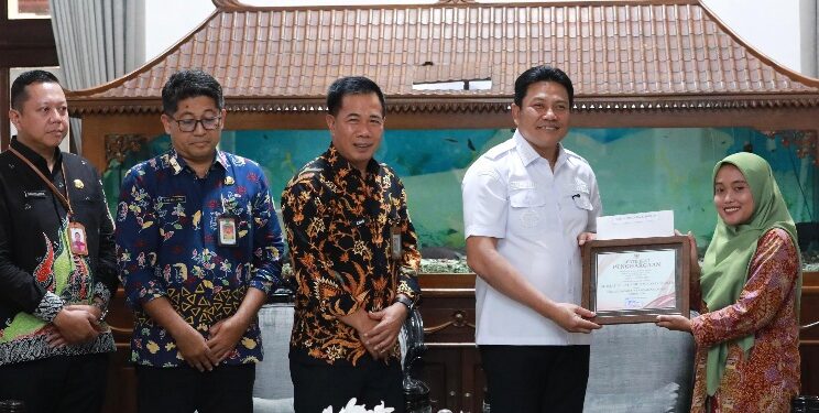 16 SD/MI dan SMP/MTS Dapat Penghargaan Adiwiyata 2026 dari Bupati Sidoarjo