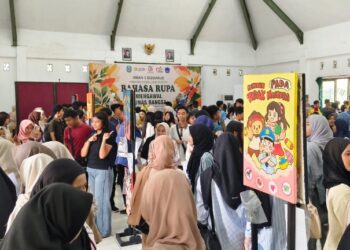 Ramai Ramai Pelajar Kunjungi Pameran Seni Lukis Poster Karya di Museum Mpu Tantular Jatim