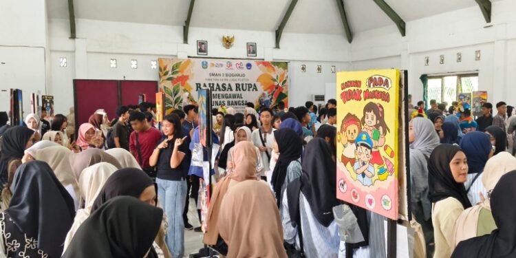 Ramai Ramai Pelajar Kunjungi Pameran Seni Lukis Poster Karya di Museum Mpu Tantular Jatim