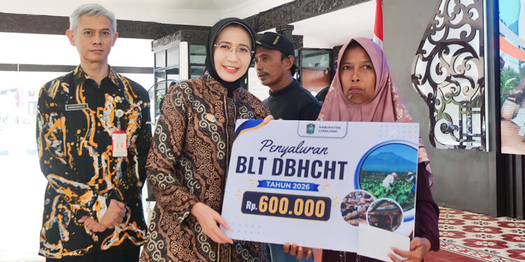 Bupati Lumajang Salurkan BLT DBHCHT, 4.293 Warga Dialokasikan Bantuan Rp600 Ribu