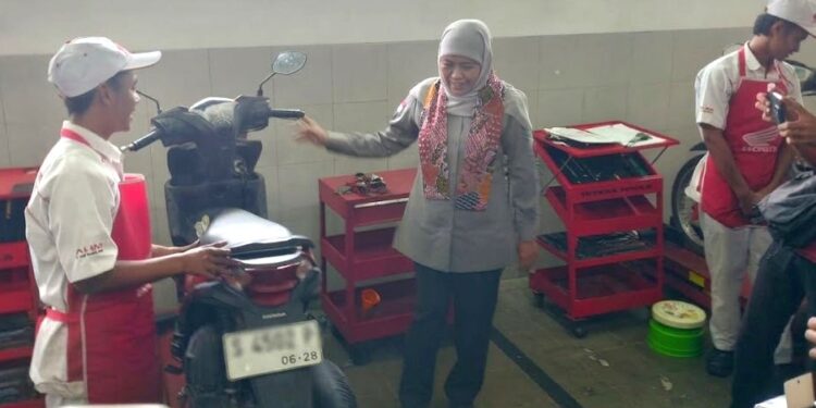 Gubernur Khofifah Memantau Langsung Siswa SMK Islam Krembung Lakukan Servis Motor
