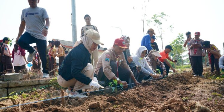 Dukung Indonesia Asri, Pemuda Kota Mojokerto Gelar Green Action Di Taman Bahari Mojopahit